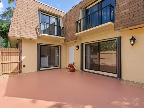 226 Alemeda Dr, Palm Springs, FL 33461