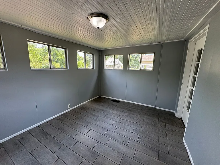 2217 Terrace Ave — Photo 2