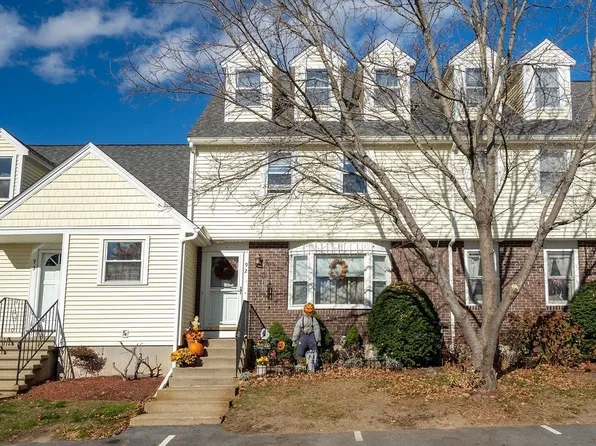 92 Merrimack Meadow Ln, Tewksbury, MA 01876