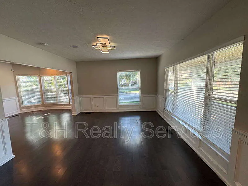 3 bed, 1.5 bath, 1774 sqft, $2,000 — Photo 4