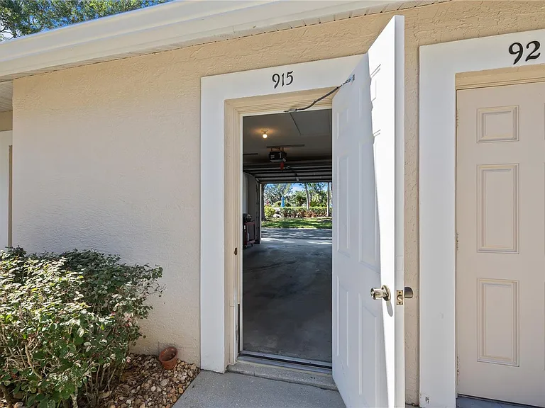 9611 Castle Point Dr #915 — Photo 26