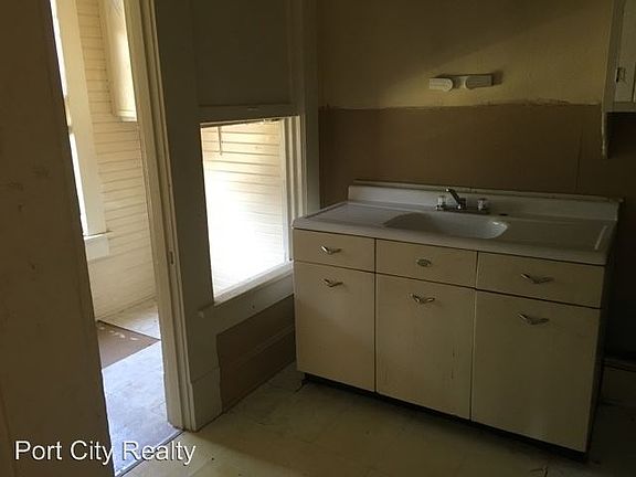 4th image of 2432 Creswell Ave APT 1