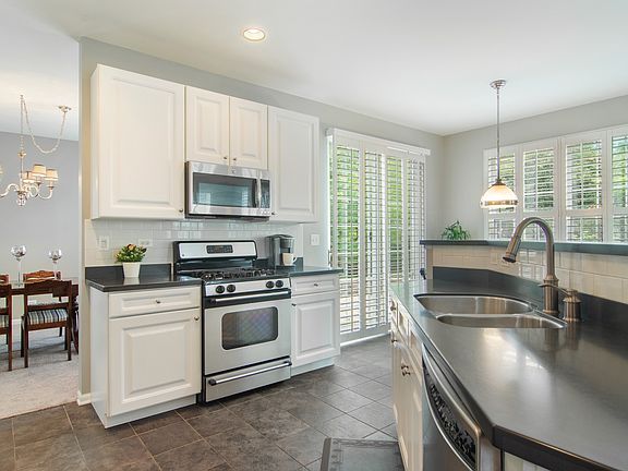 5th image of 512 Savoy Ct