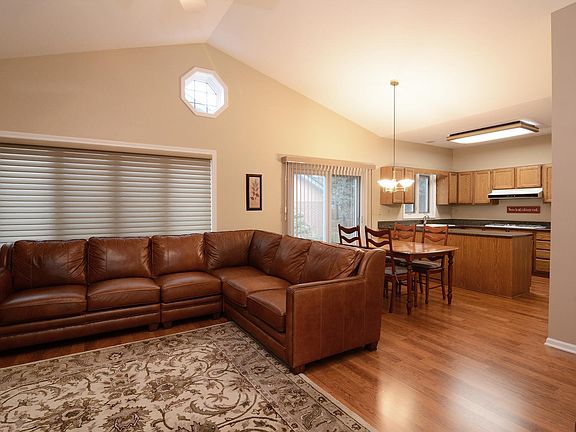 5th image of 68 Royal Ln