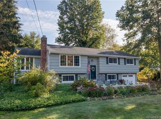 90 Sandlewood Dr, Madison, CT 06443