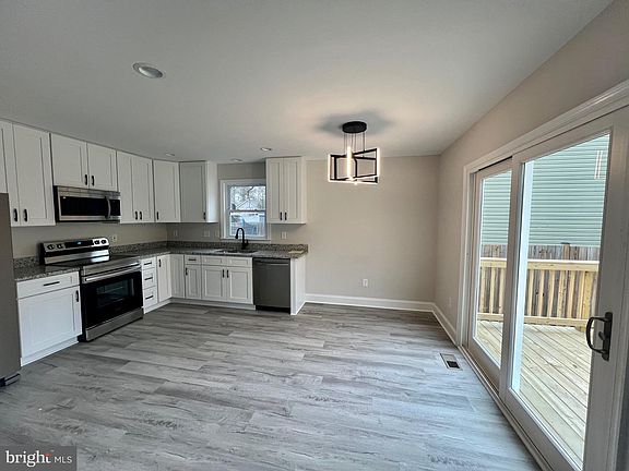 3rd image of 190 Evergreen Dr