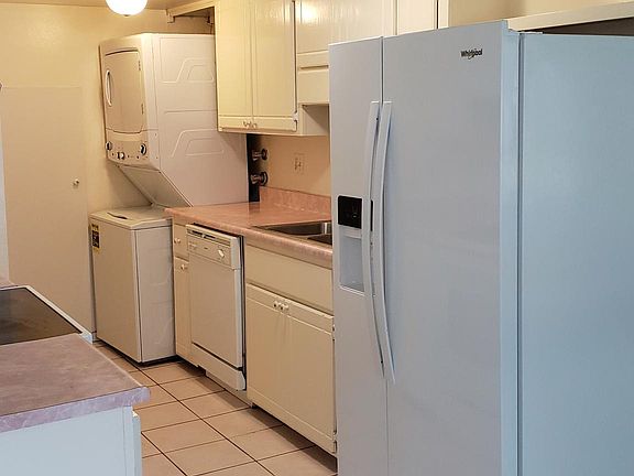 Kitchen and washer/dryer