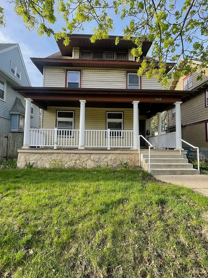Large Single Family Five Bedroom Home! — Photo 2