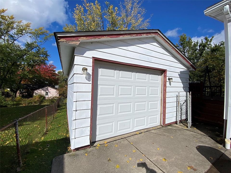 2nd image of 2762 E 31st St