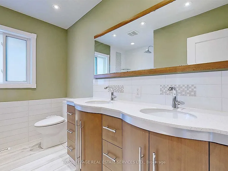 4 McMaster Ave — Photo 29