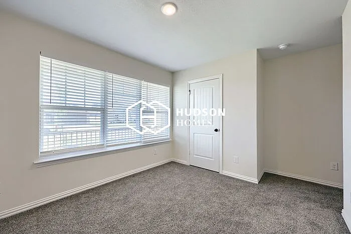 404 Rose Ave — Photo 8