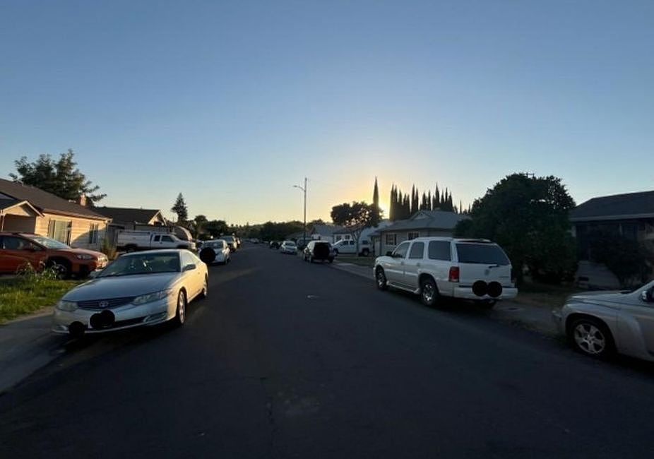 Exterior Neighborhood (street photo)