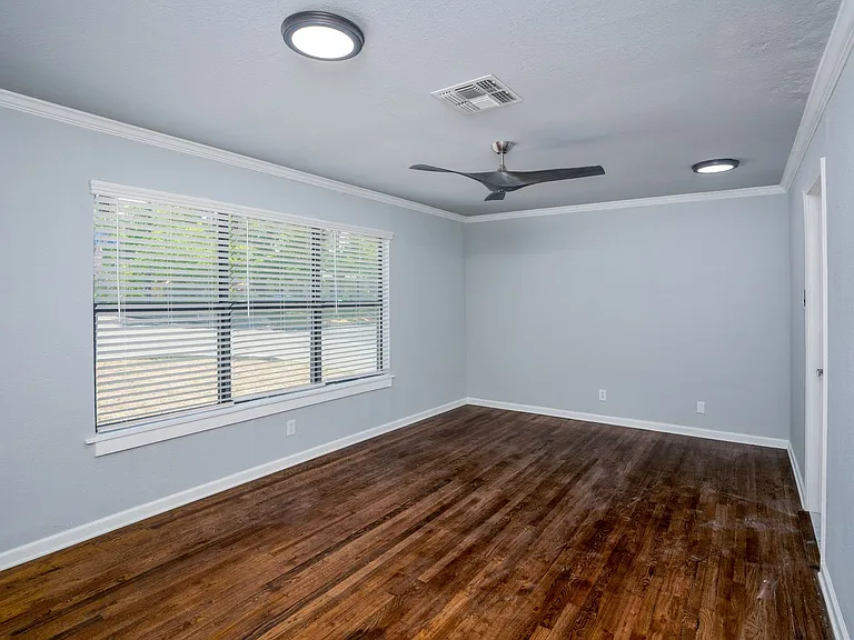 1403 Center St — Photo 11