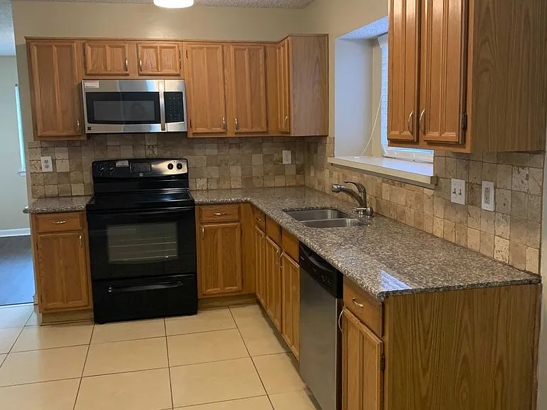 2621 Carrington Ln — Photo 4