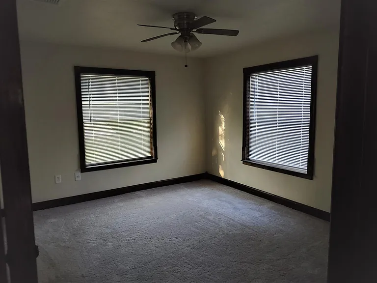 501 Live Oak St — Photo 5