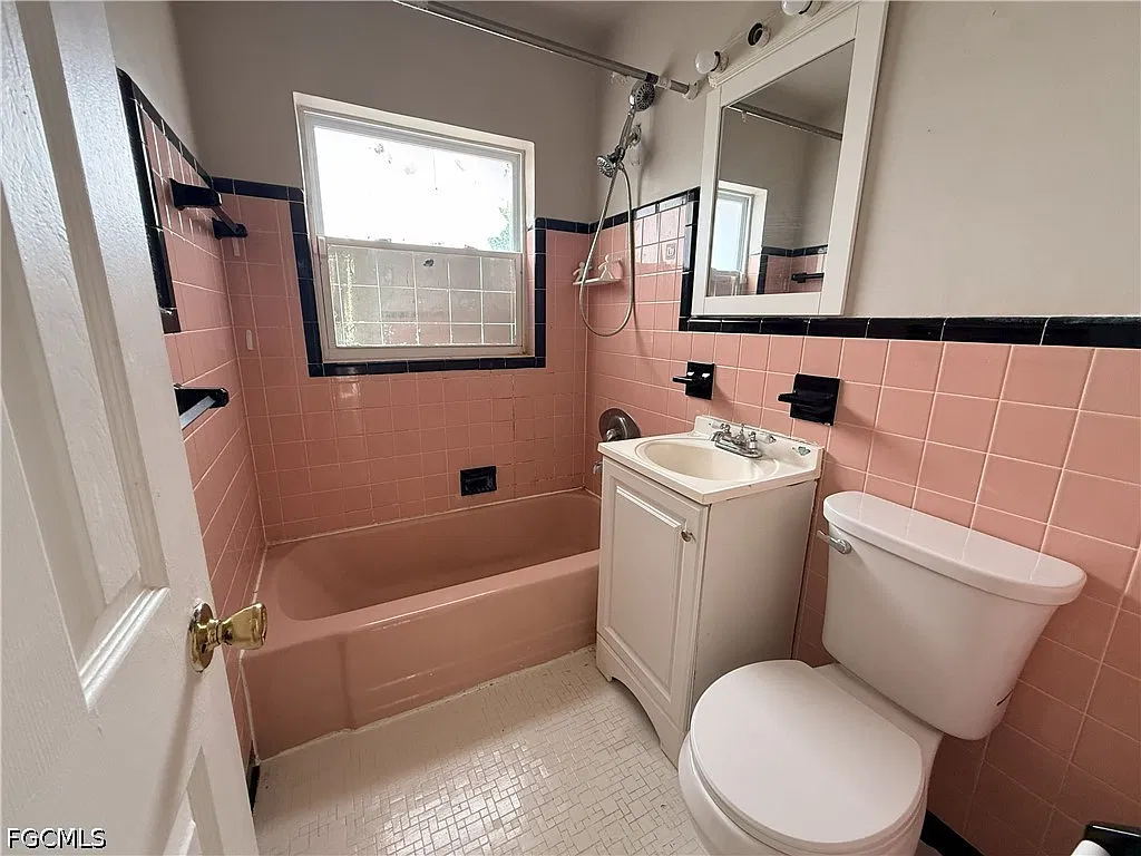 2 bed, 1.0 bath, 858 sqft, $1,200 — Photo 2