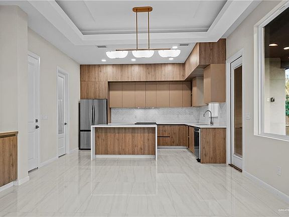 3rd image of 2516 Venice Ave