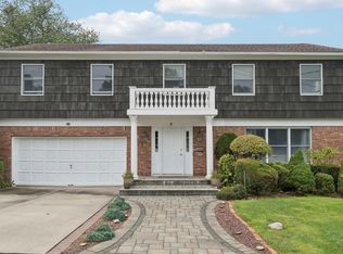 9 4th Pl, Syosset, NY 11791