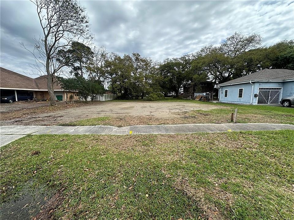 1st image of 65 Willow Dr