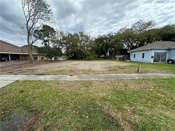 65 Willow Dr, Gretna, LA 70053