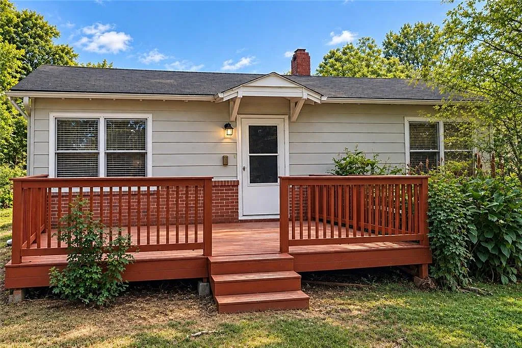 2 bed, 1.0 bath, 2212 sqft, $1,300 — Photo 1