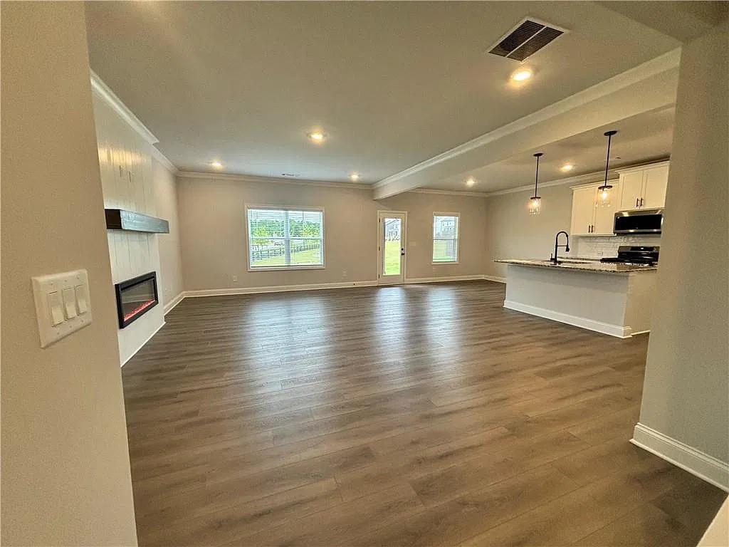 4 bed, 2.5 bath, 2250 sqft, $2,700 — Photo 2