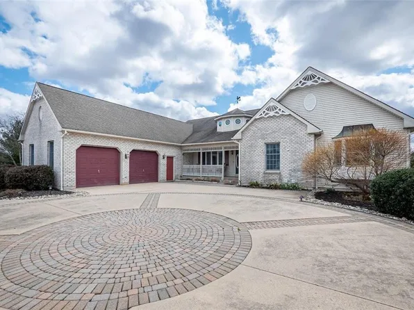 141 Clovershire Dr, Nazareth, PA 18064