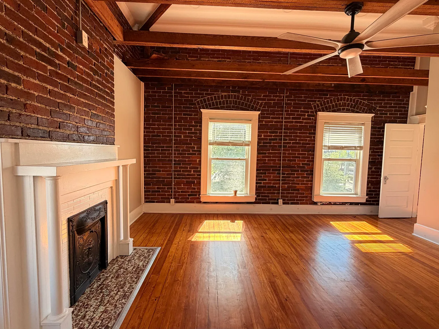 2 bed, 1.0 bath, 3600 sqft, $2,100 — Photo 2