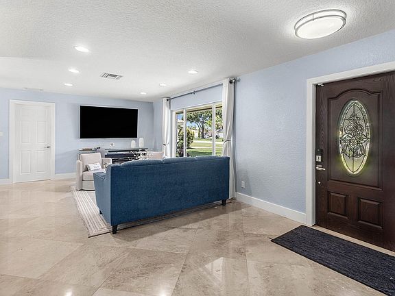 5th image of 11832 Banyan Street