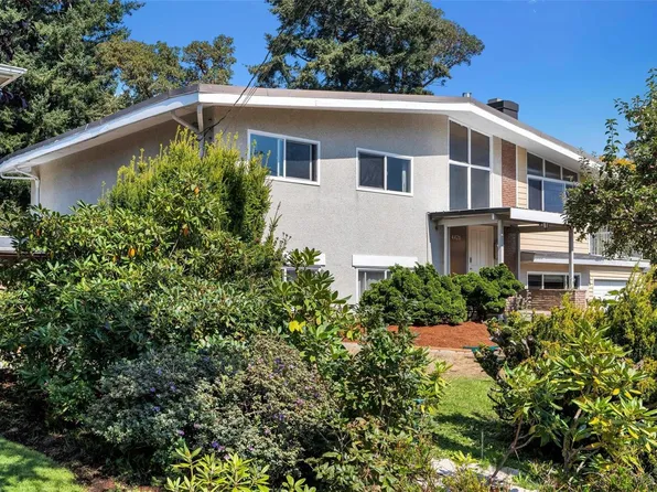 4426 Chartwell Dr, Saanich, BC V8N 2R3