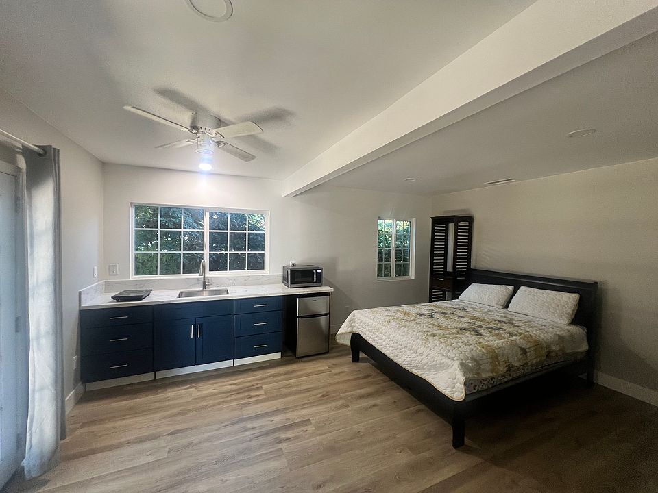 Furnished room with newly stocked utensils