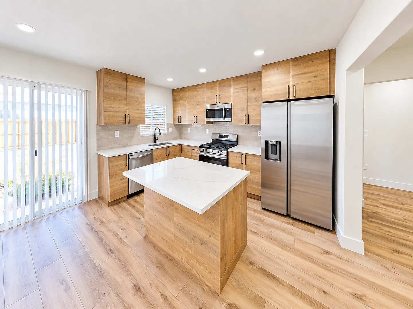 Renovated in 2025, 6 bed house on 63rd! — Photo 4