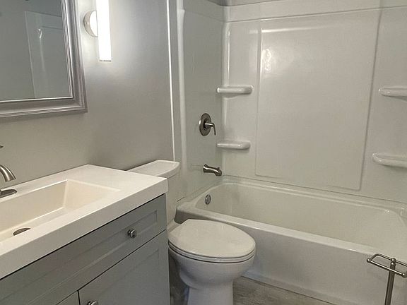 4th image of 105 Dean Ave E #4