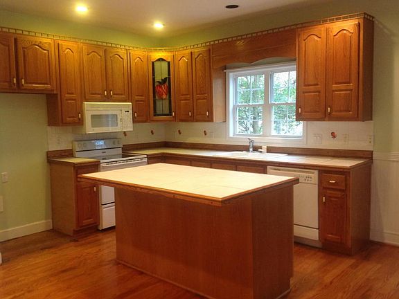 5th image of 210 Carrie Dr