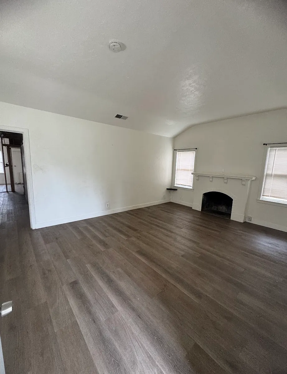Building Photo - 1361 N Safford Ave