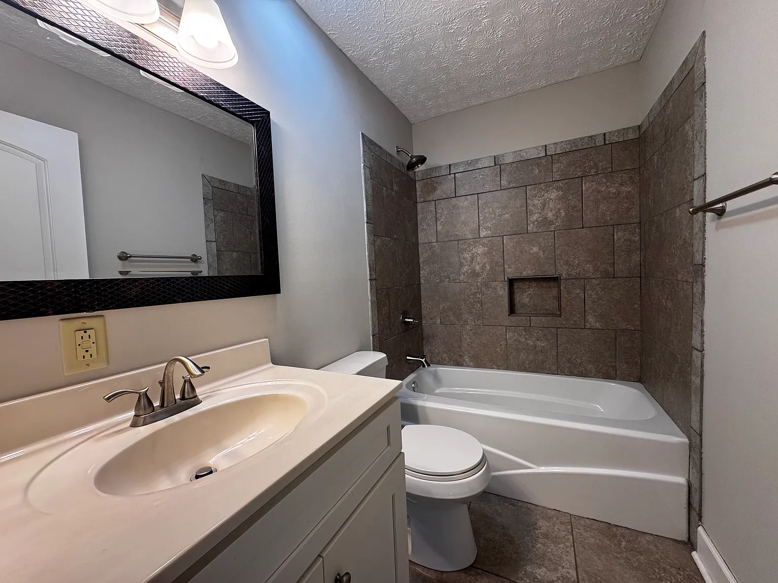 2 bed, 1050 sqft, $1,825 — Photo 4