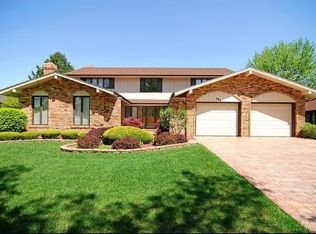 506 Forest Mews Dr, Oak Brook, IL 60523