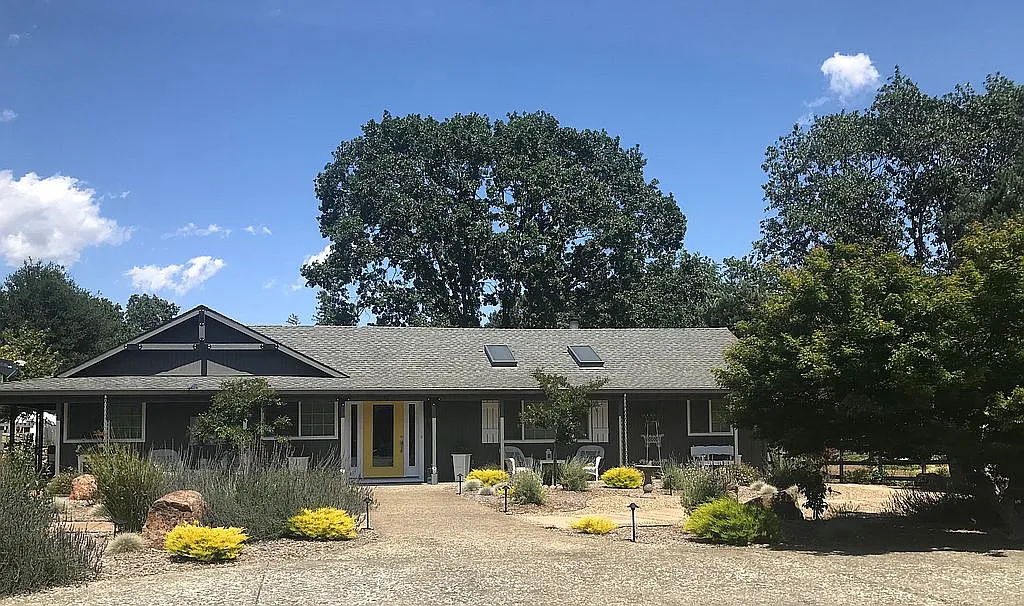 1048 Bell Ln photo 1