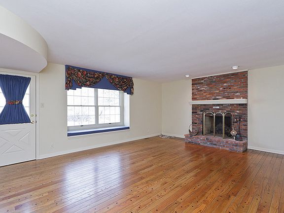 WB, Gas Log Fireplace in FR