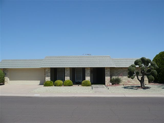Great Curb Appeal!