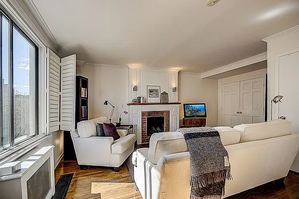 Sold by Redfin Real Estate | media 15