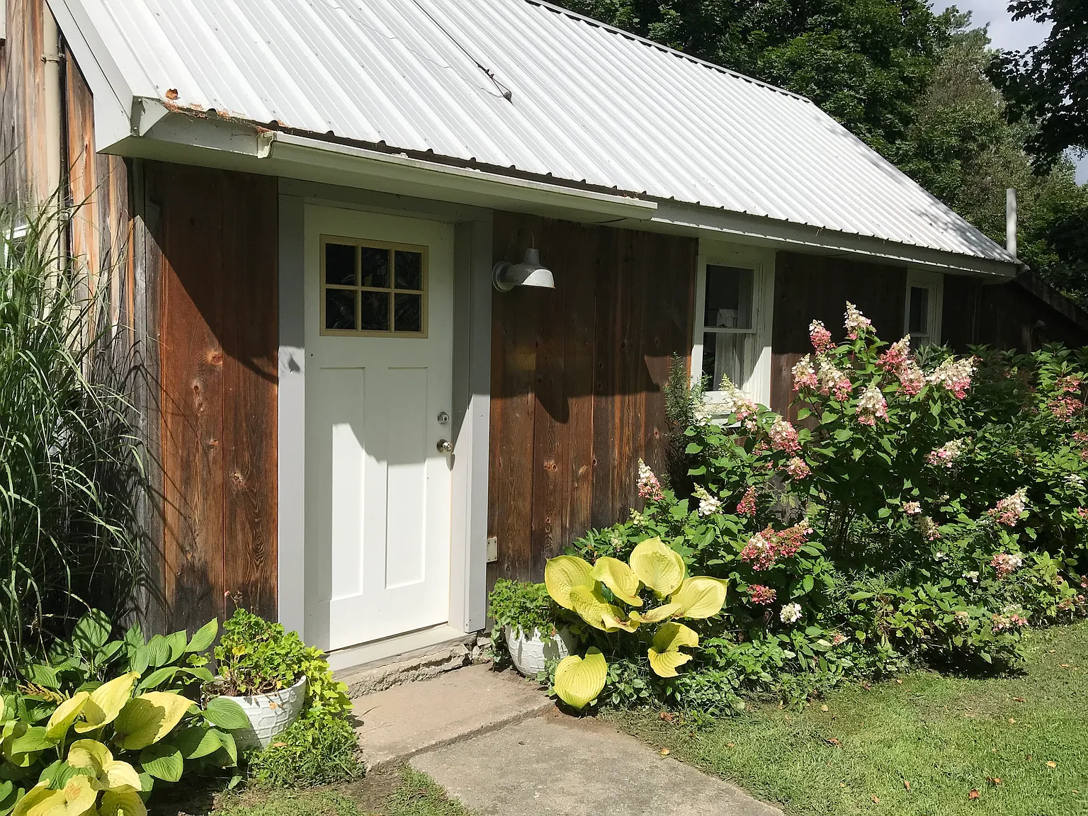 3 bed, 1100 sqft, $2,200 — Photo 2