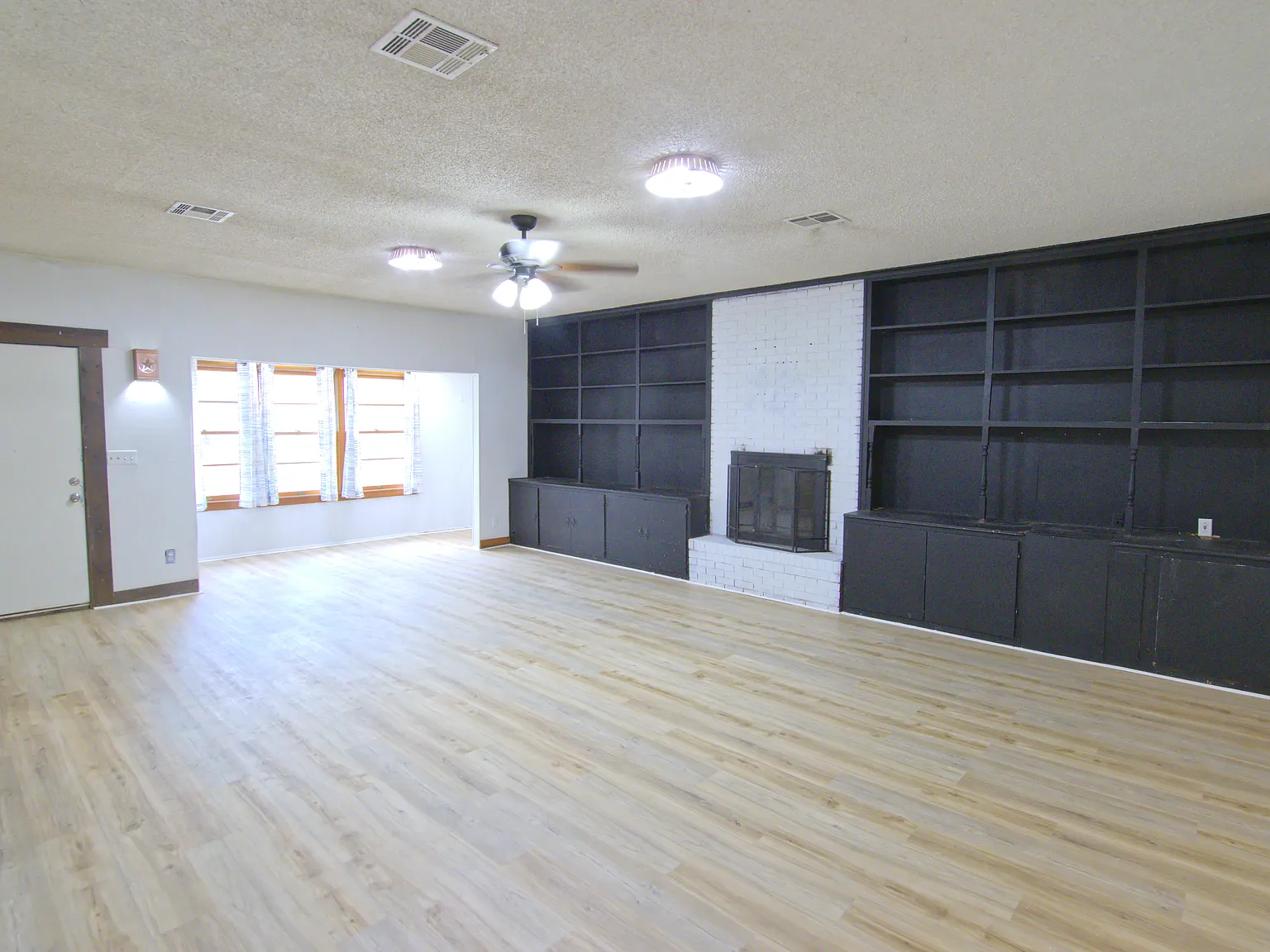 4 bed, 2596 sqft, $2,100 — Photo 2