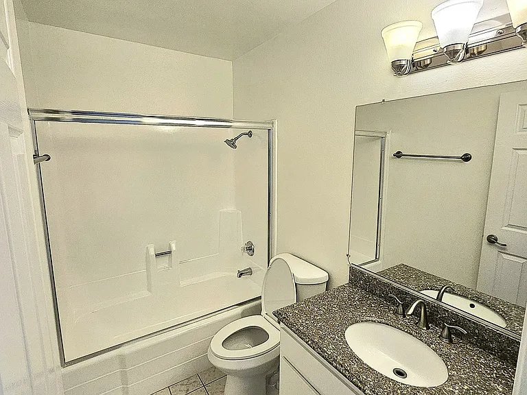 Beach Walk Apartments — Photo 31