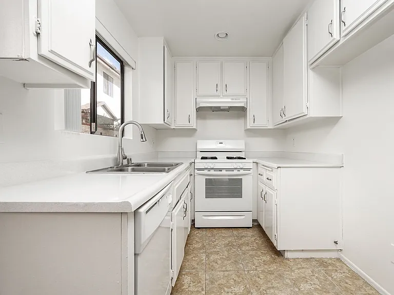 321 N Cedar St — Photo 13
