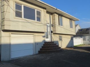 852 S Bays St, Lindenhurst, NY 11757