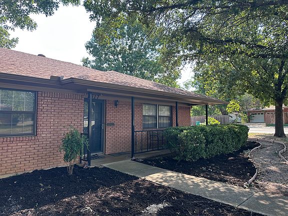 Front of house with fresh mulching