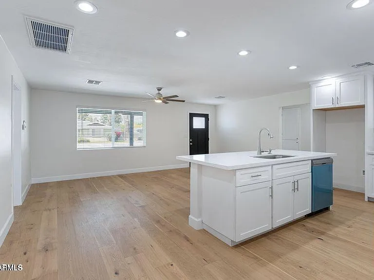 551 W 17th Pl — Photo 5