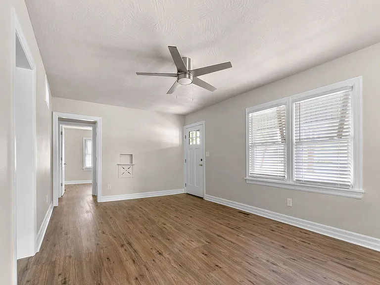 1430 S Campbell Ave — Photo 4