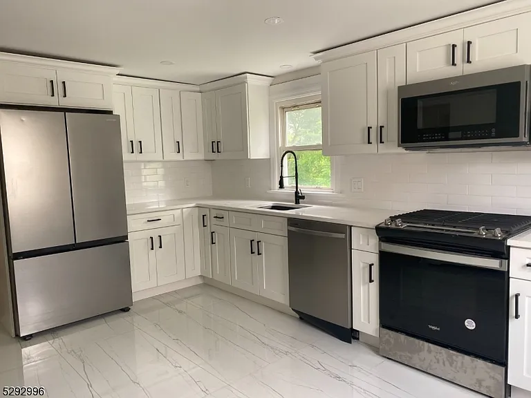 536 Broughton Ave — Photo 3